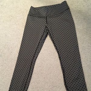 EUC lululemon athletica black low rise yoga size 4